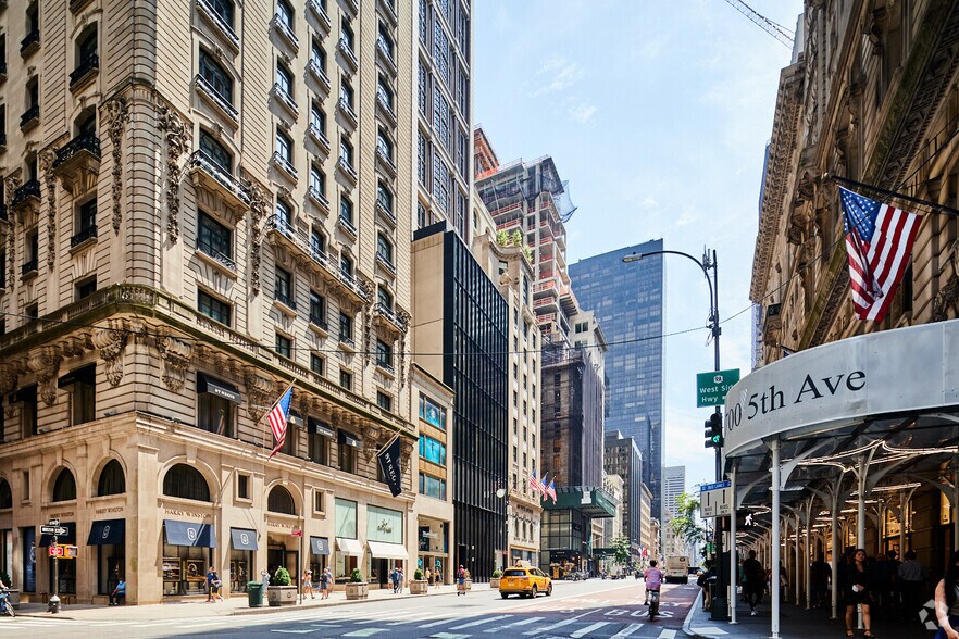 693 Fifth Ave, New York, NY à louer - Photo du bâtiment - Image 2 de 11