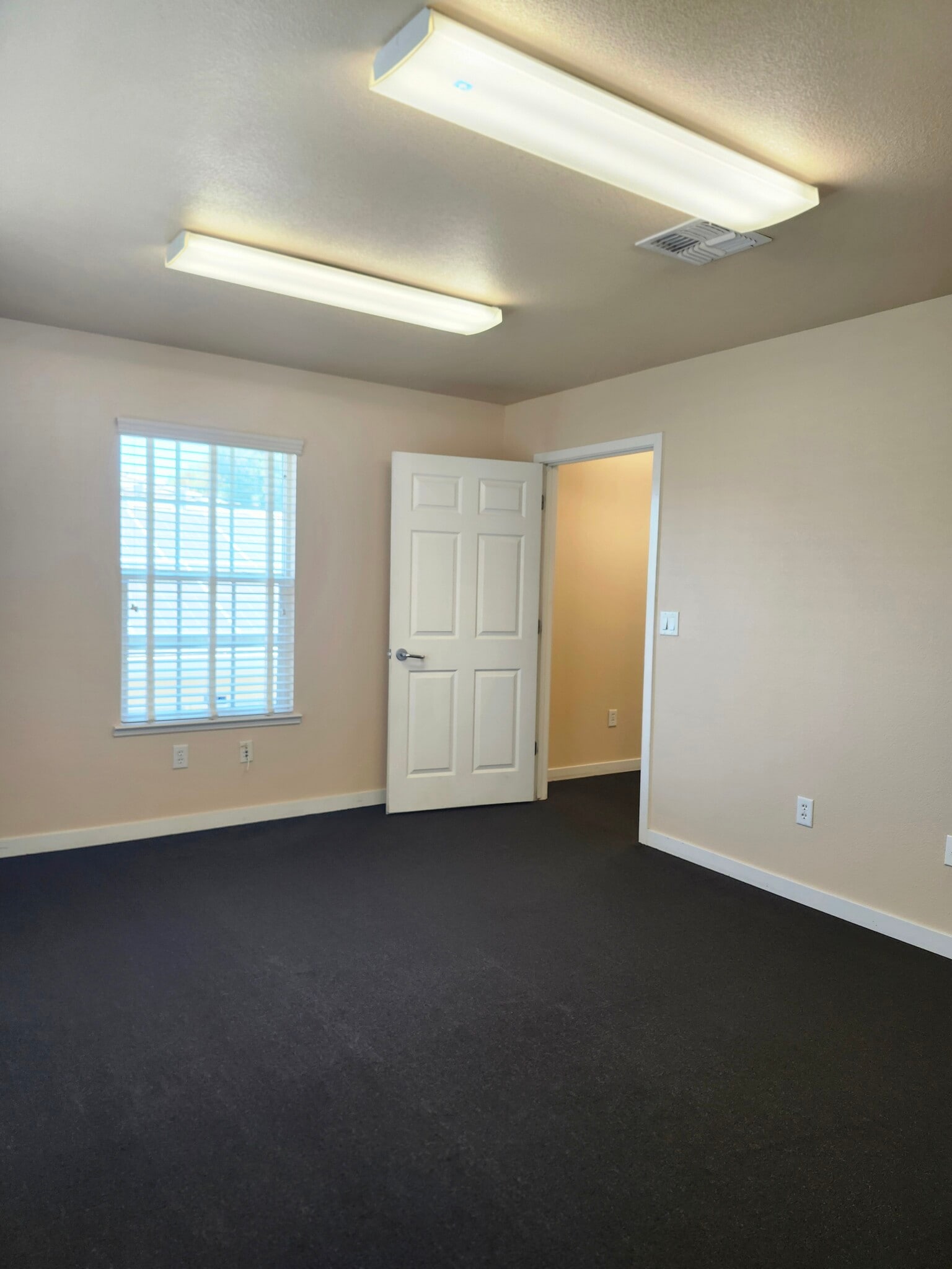 1110 Civic Center Blvd, Yuba City, CA for lease Interior Photo- Image 1 of 8