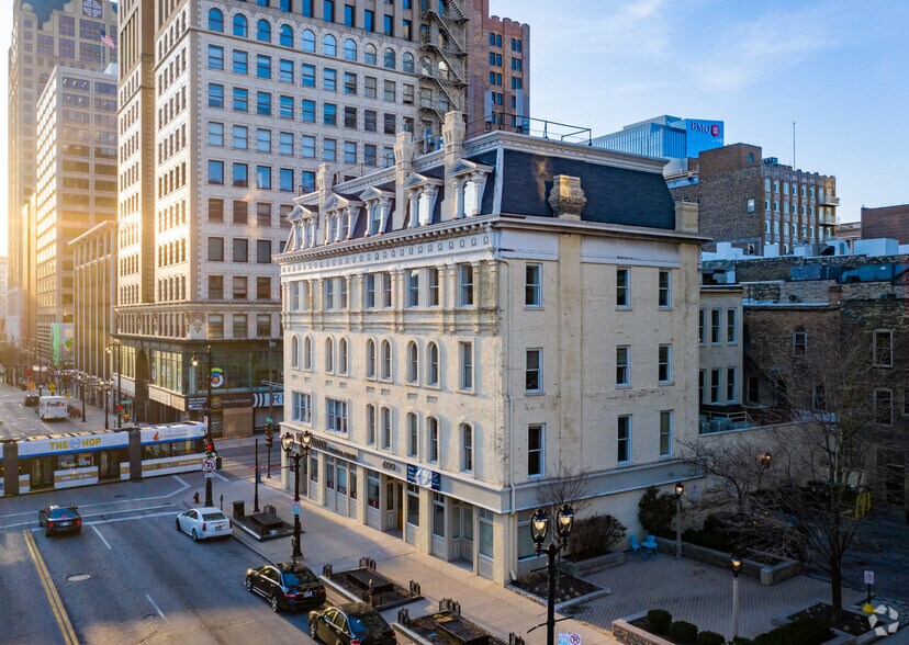 400 E Wisconsin Ave, Milwaukee, WI à louer - Photo du bâtiment - Image 2 de 3