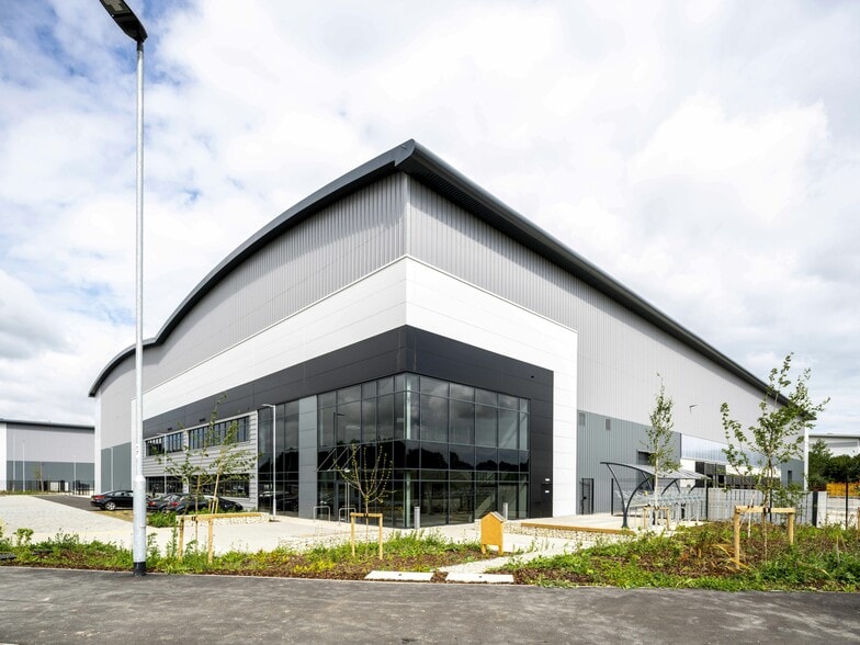 Commerce Rd, Peterborough for lease - Building Photo - Image 2 of 9