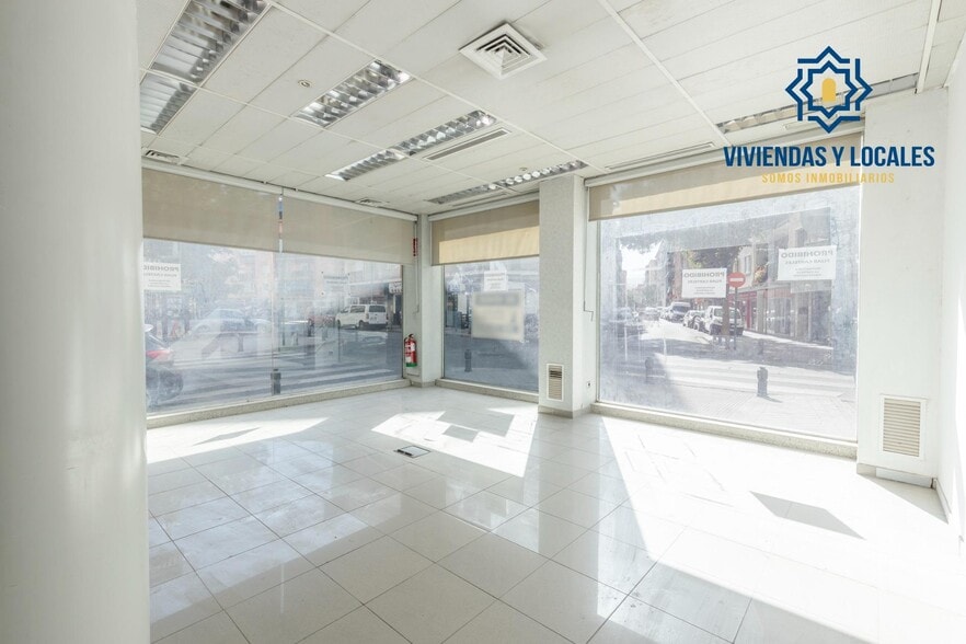 Retail in Granada for sale - Interior Photo - Image 2 of 25