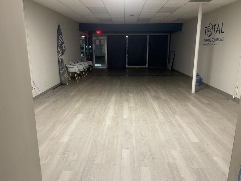 22-28 Phelps Ave, Romeoville, IL à louer - Photo du bâtiment - Image 2 de 9