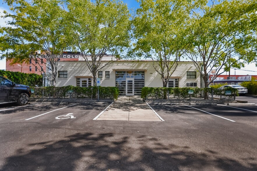 1320 E Houston St, San Antonio, TX for lease - Building Photo - Image 2 of 29