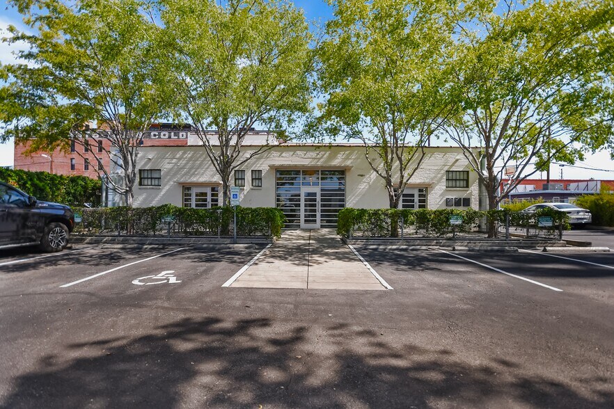 1320 E Houston St, San Antonio, TX à louer - Photo du bâtiment - Image 2 de 29