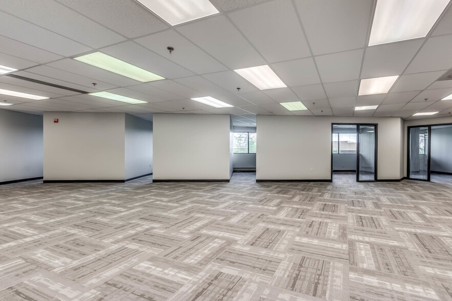 12125 Woodcrest Executive Dr, Saint Louis, MO for lease - Interior Photo - Image 3 of 11