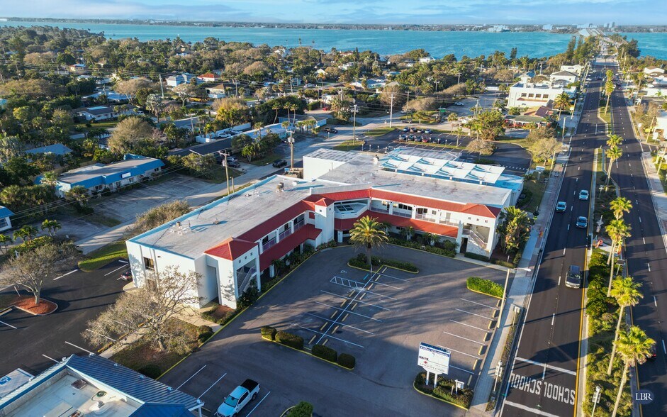 325 5th Ave, Indialantic, FL à vendre - Photo du bâtiment - Image 2 de 3