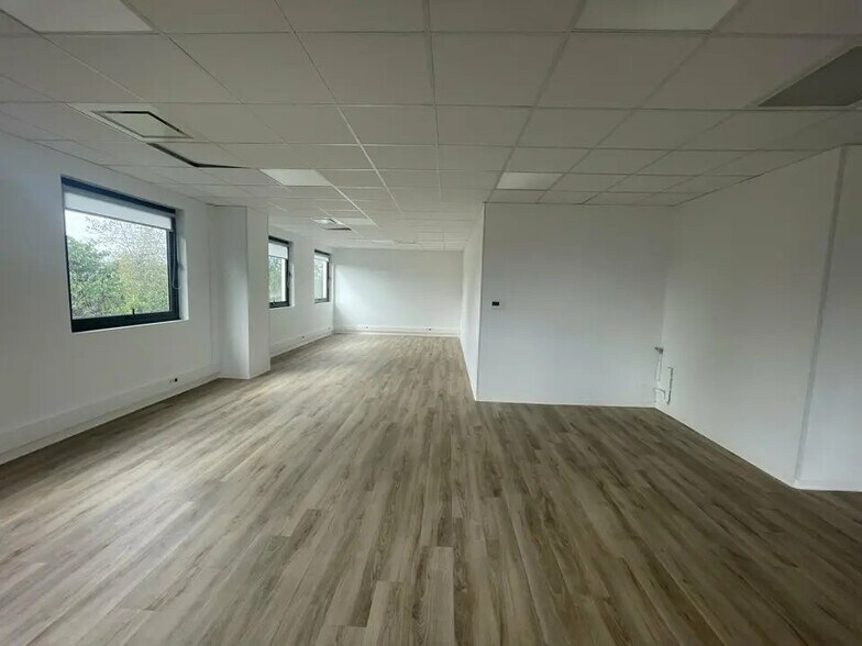 Office in Limonest for lease - Building Photo - Image 3 of 11