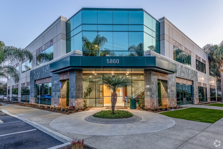 5860 Owens Ave, Carlsbad, CA à vendre - Photo du bâtiment - Image 1 de 18
