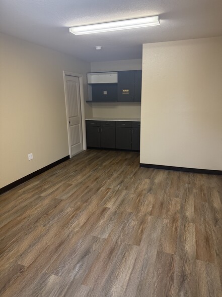 1815 Dickinson Ave, Dickinson, TX for lease - Interior Photo - Image 2 of 10