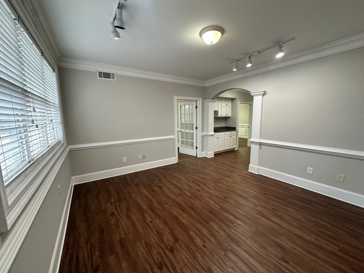 327 Dahlonega St, Cumming, GA 30040 - Unité 903B/904B -  - Photo intérieure - Image 1 of 38