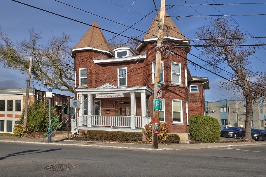75 Rue Turgeon, Ste-Thérèse, QC for sale Primary Photo- Image 1 of 1