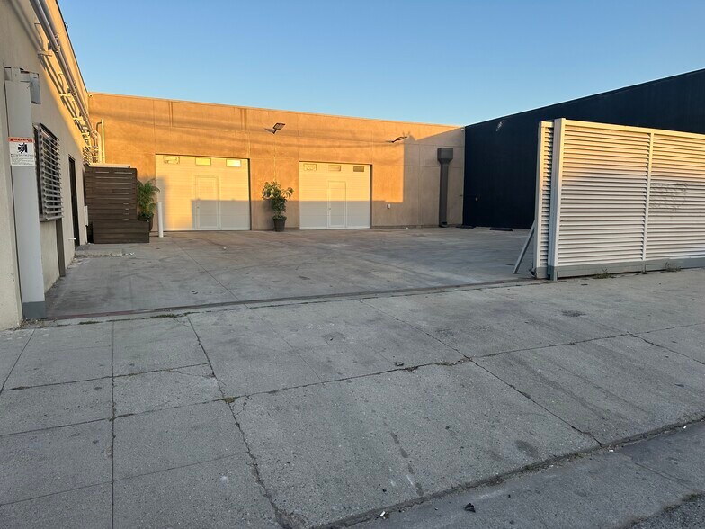7255 Atoll Ave, North Hollywood, CA à louer - Photo du bâtiment - Image 1 de 12