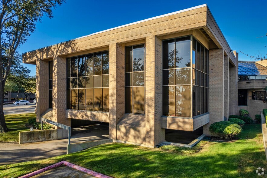 8330-8350 Meadow Rd, Dallas, TX à vendre - Photo du bâtiment - Image 2 de 23