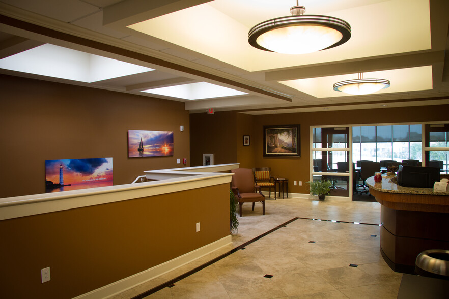 2020 High Wickham Pl, Louisville, KY for lease - Lobby - Image 2 of 5