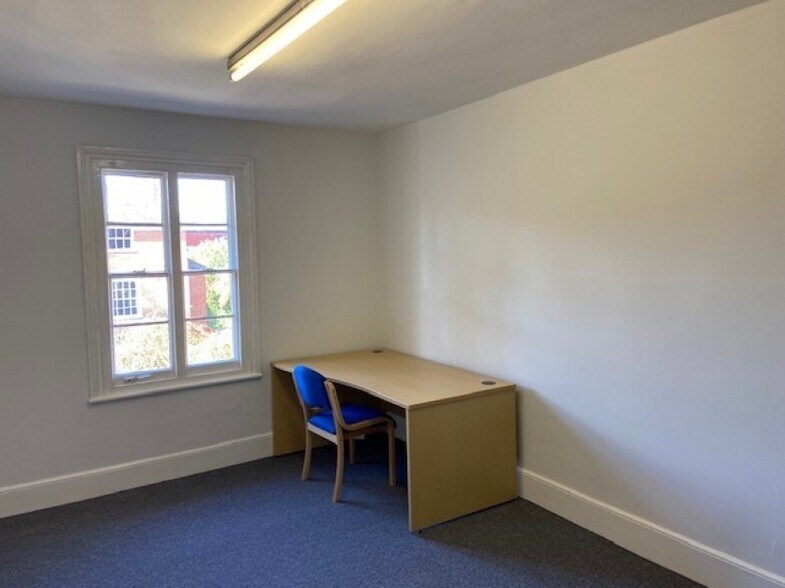 83 South St, Dorking for lease - Interior Photo - Image 2 of 3