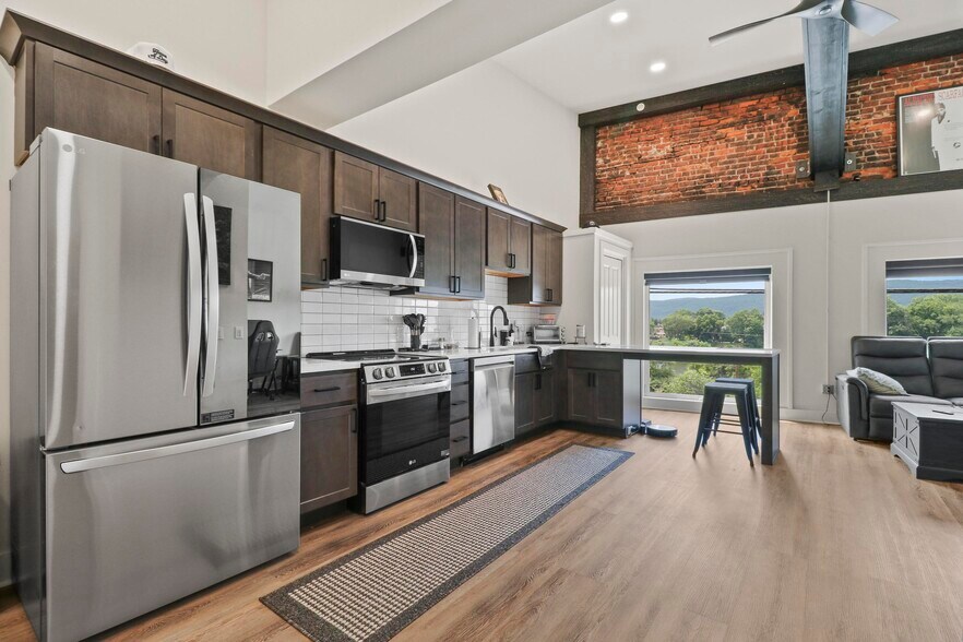 151 N Main St, Pittston, PA à vendre - Photo du bâtiment - Image 3 de 13