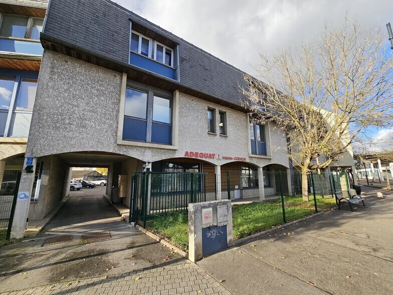 Bureau dans Pontault-Combault à louer - Photo du bâtiment - Image 1 de 1