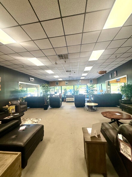 97 Plaistow Rd, Plaistow, NH for lease - Interior Photo - Image 2 of 17