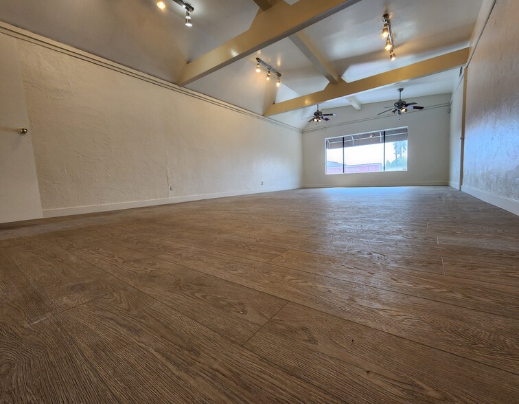 7615 1/2-7617 1/2 Melrose Ave, Los Angeles, CA for lease - Interior Photo - Image 3 of 5