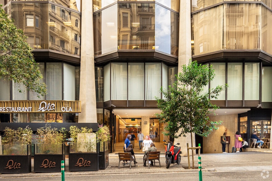 Office in Barcelona, Barcelona for lease - Building Photo - Image 3 of 6