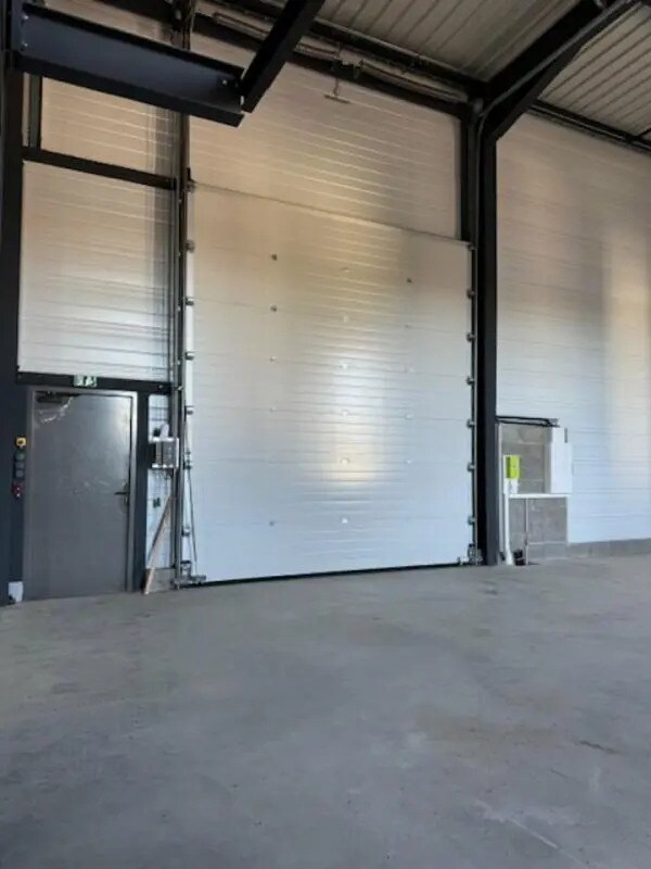 Flex in Porte des Pierres Dorées for lease Interior Photo- Image 1 of 4