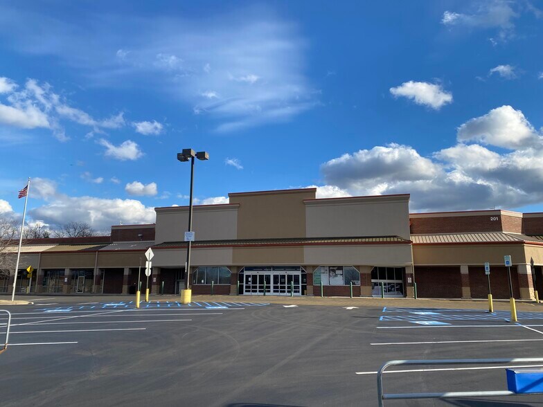 201 Blankenbaker Pky, Louisville, KY à louer - Photo du bâtiment - Image 1 de 4