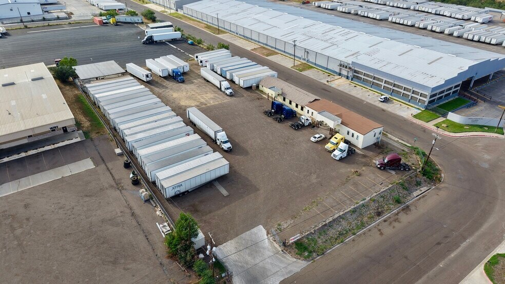 14710 Atlanta Dr, Laredo, TX à louer - Photo du bâtiment - Image 3 de 4