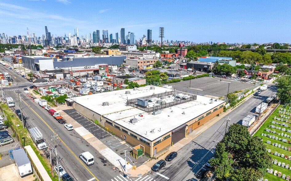 48-23 55th Ave, Maspeth, NY à louer - Photo du bâtiment - Image 3 de 11
