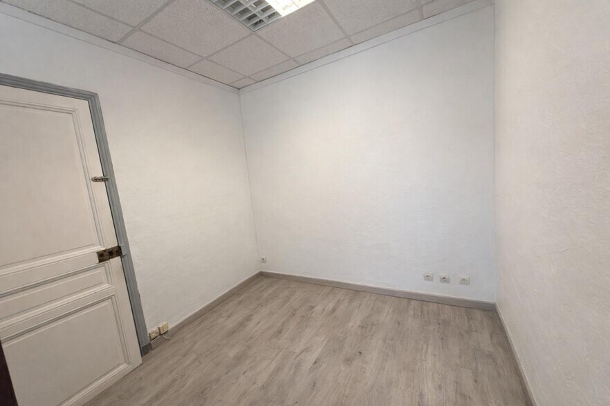Retail in La Londe-les-Maures for lease - Interior Photo - Image 3 of 4