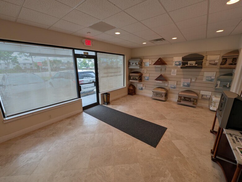 935 17th St, Vero Beach, FL for lease - Building Photo - Image 2 of 6