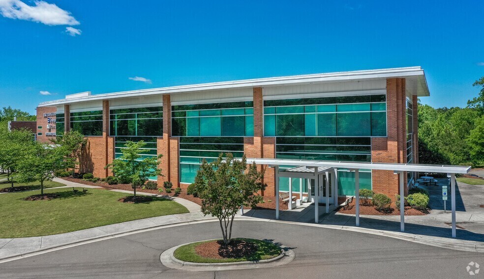 249 E NC 54 Hwy, Durham, NC à vendre - Photo du bâtiment - Image 3 de 13