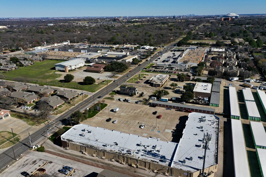 1730 W Randol Mill Rd, Arlington, TX à louer - Photo du bâtiment - Image 2 de 11