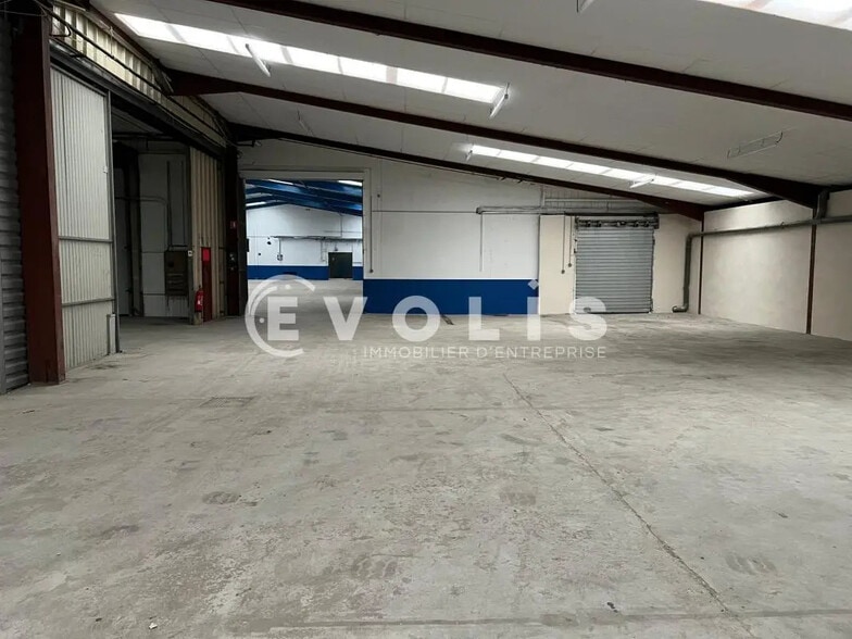 Office in Vaulx-en-Velin for lease - Building Photo - Image 3 of 11