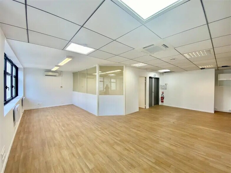 Office in Issy-les-Moulineaux for lease - Building Photo - Image 2 of 6