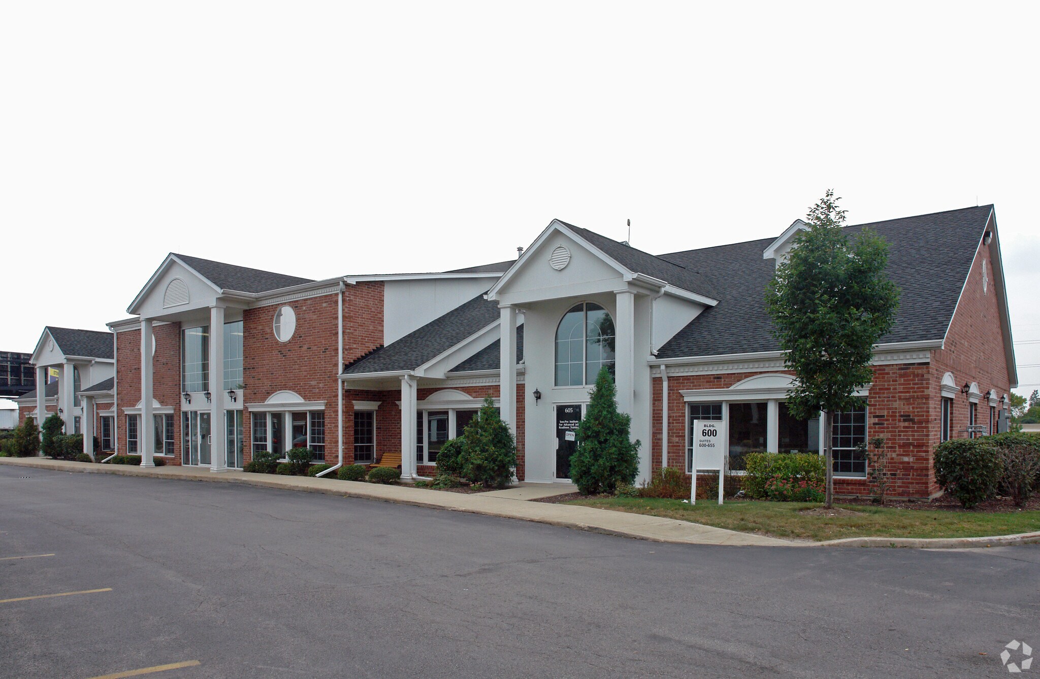 33 W Higgins Rd, South Barrington, IL à vendre Photo du bâtiment- Image 1 de 4