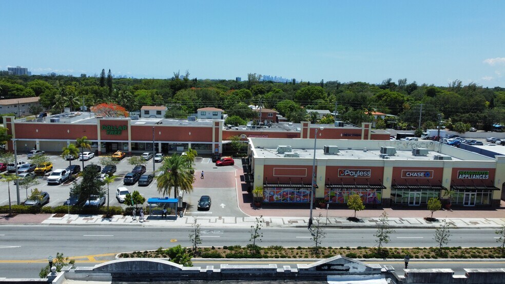 880 NE 125th St, North Miami, FL for lease - Building Photo - Image 3 of 3