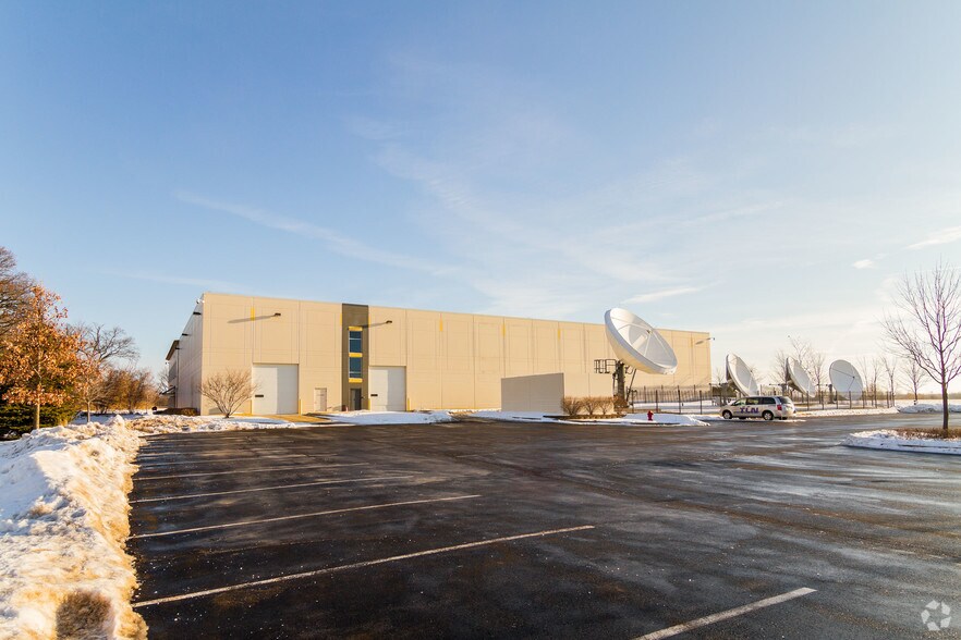 2880 Vision Ct, Aurora, IL à vendre - Photo du bâtiment - Image 3 de 5