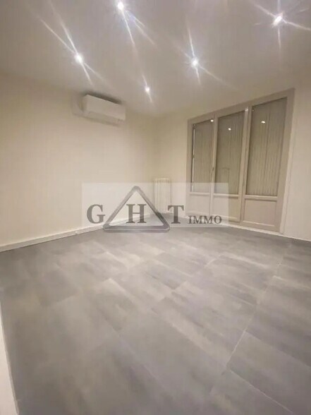 Office in Créteil for lease - Interior Photo - Image 2 of 6