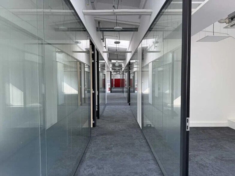 Office in Vanves for lease - Interior Photo - Image 3 of 21