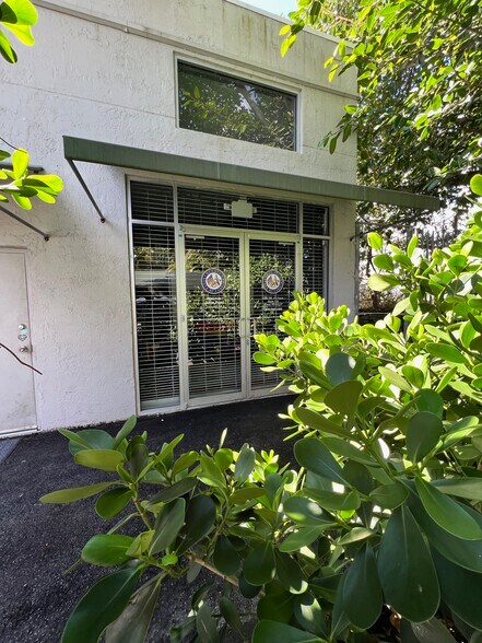 5582 NE 4th Ct, Miami, FL à vendre - Photo du bâtiment - Image 2 de 16