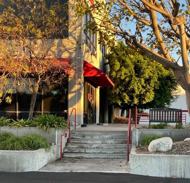 5539 Ayon Ave, Irwindale, CA à louer - Photo du bâtiment - Image 3 de 7