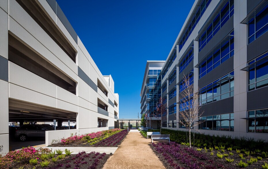 19219 Katy Fwy, Houston, TX à louer - Photo du bâtiment - Image 3 de 32