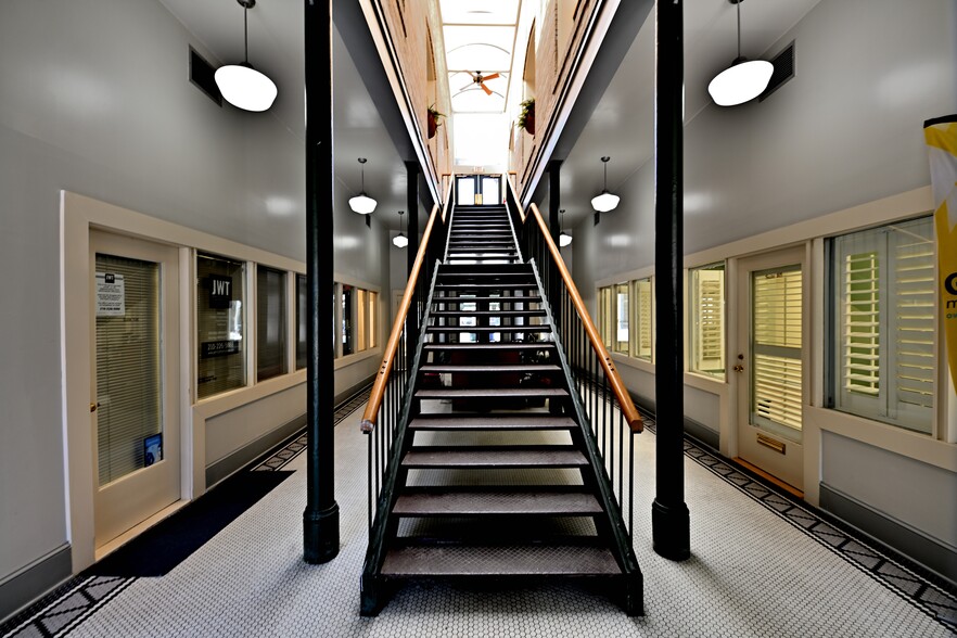 1145 E Commerce St, San Antonio, TX for lease - Interior Photo - Image 2 of 3