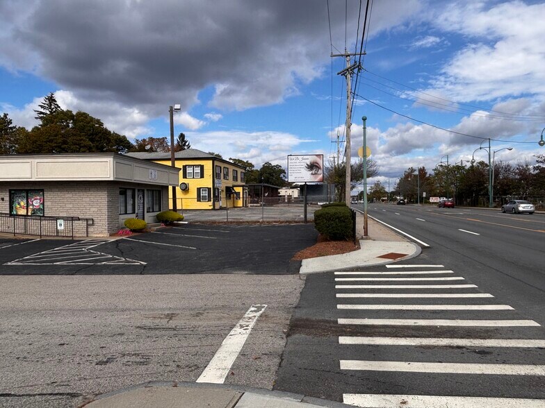 1923 Post Rd, Warwick, RI à vendre - Photo du bâtiment - Image 2 de 26