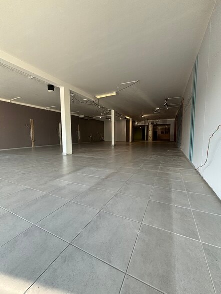 61 Route De Crémieu, Tignieu-Jameyzieu for lease - Interior Photo - Image 2 of 3