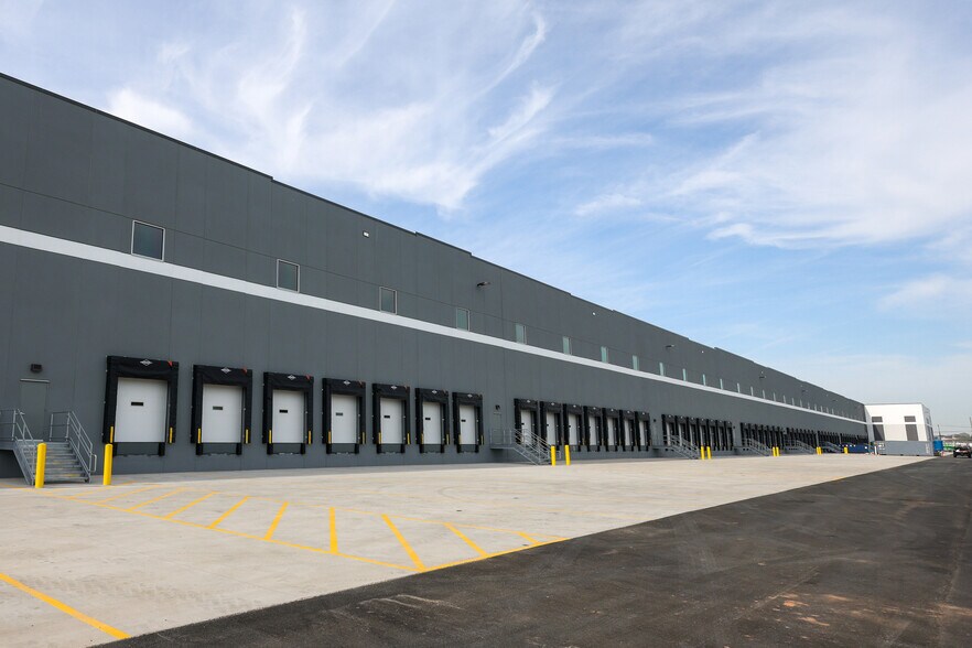 1 Nassau Pl, Staten Island, NY for lease - Building Photo - Image 3 of 19