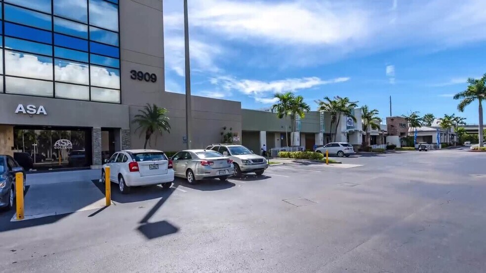 3909 NE 163rd St, North Miami Beach, FL à louer - Vidéo sur l’inscription commerciale - Image 2 de 3