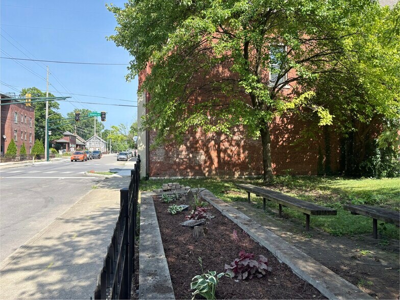 1641 E Michigan St, Indianapolis, IN à louer - Photo du bâtiment - Image 3 de 5