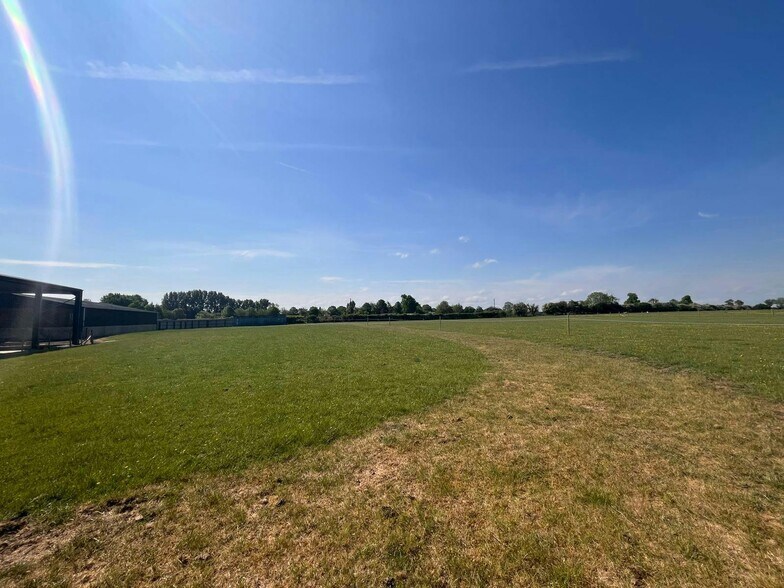 Cane End Ln, Aylesbury for sale - Building Photo - Image 3 of 11