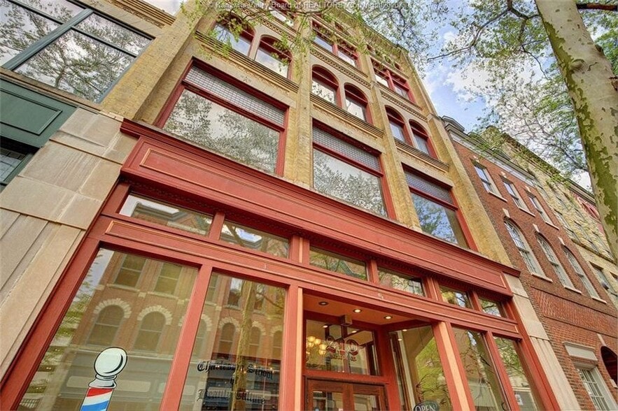 210 Capitol St, Charleston, WV à louer - Photo du bâtiment - Image 2 de 30